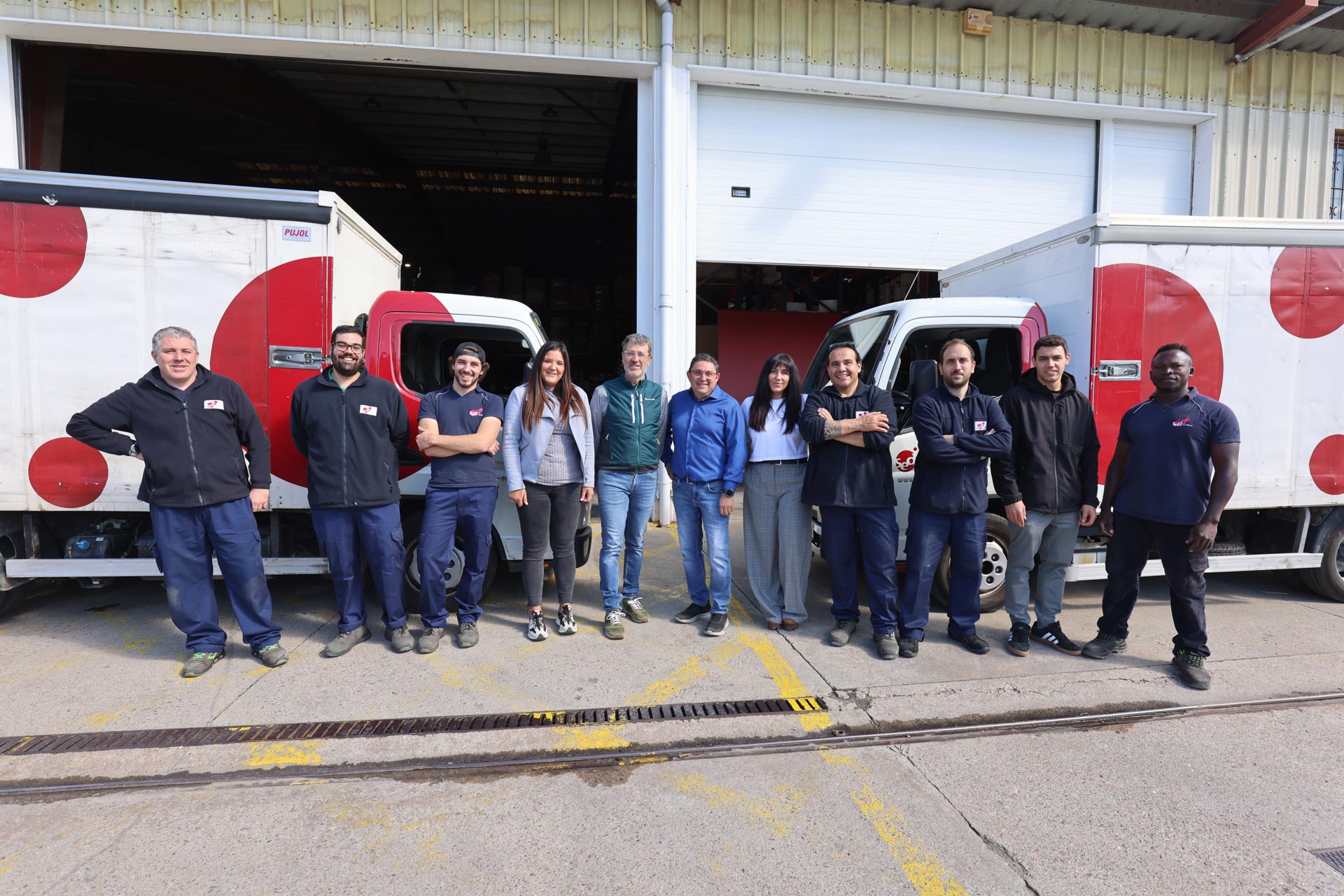 Equip de Sed Distribució davant dels camions